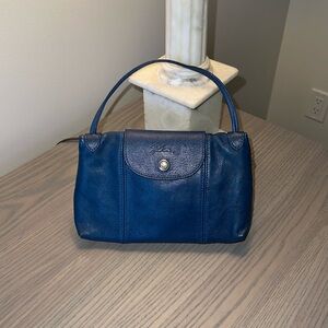 Longchamp fully adjustable length leather bag.